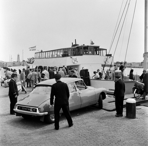 165639 Afbeelding van een personenauto (Citroën DS) tijdens het oprijden op het motorschip IJsselstroom van Rederij ...